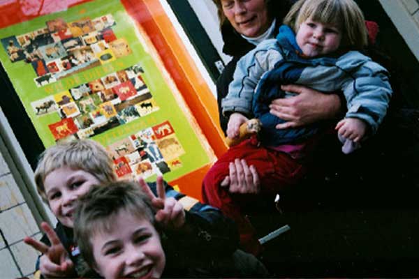 Wanja, Dore en Duifje stappen even van de fiets af bij de vitrine van De Aanschouw